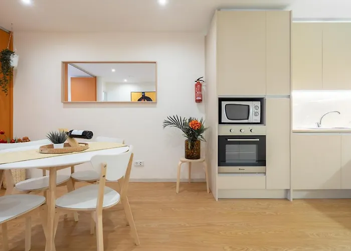 아파트 Host Wise - Colorful Bright Flat With Balcony 포르투