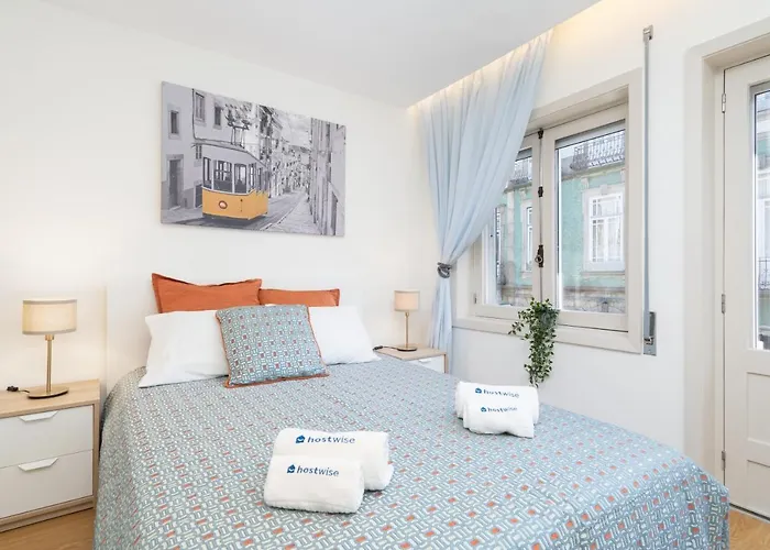 아파트 Host Wise - Colorful Bright Flat With Balcony 포르투