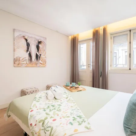 Host Wise - Colorful Bright Flat With Balcony Apartment