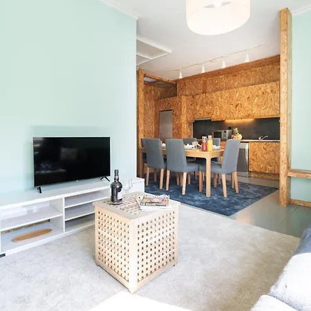 Host Wise - Colorful Bright Flat With Balcony