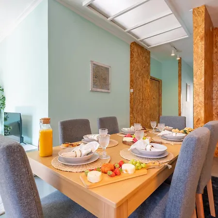 Host Wise - Colorful Bright Flat With Balcony Apartment