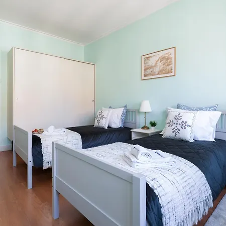Host Wise - Colorful Bright Flat With Balcony Apartment *