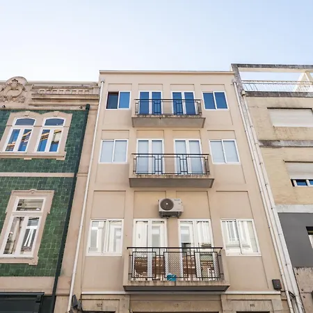 Host Wise - Colorful Bright Flat With Balcony Apartment *