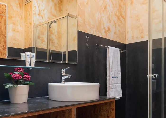 Host Wise - Colorful Bright Flat With Balcony