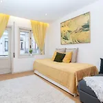 Host Wise - Colorful Bright Flat With Balcony Apartman