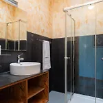 Host Wise - Colorful Bright Flat With Balcony Apartman
