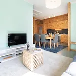 Host Wise - Colorful Bright Flat With Balcony